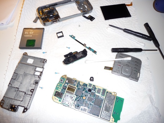disassembled Nokia N79